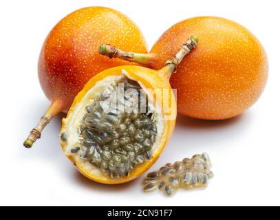 Granadilla mit Blättern und Passionsfrucht halb isoliert auf weißem Hintergrund. Stockfoto