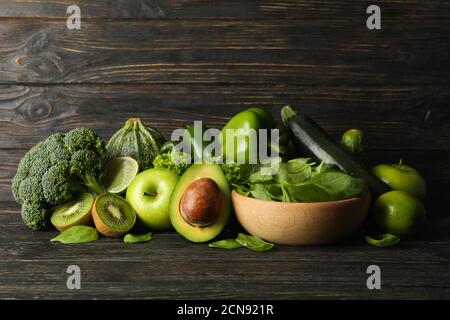 Grünes Gemüse und Obst auf Holzhintergrund Stockfoto