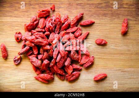 Goji Beeren auf einem Schneidebrett Stockfoto