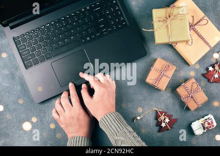 Weibliche Käufer macht Auftrag auf Laptop, Geschenk Geschenkbox, Dekoration. Business weihnachtsferien Konzept, Urlaub Online-Shopping-Konzept. Flach liegend Stockfoto