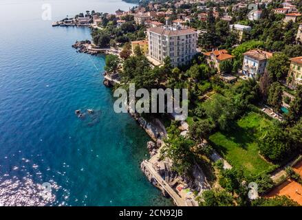 Schöner Panoramablick auf das Dorf Lovran und seine Küste in Kroatien. Foto in der Drone von oben. Stockfoto