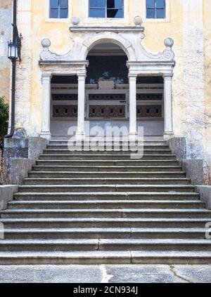 Geheimnisvolle alte Kapelle mit Treppenperspektive Stockfoto