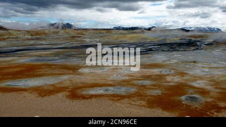 Surreale geothermische Tal Hverir in Island, Vulkan Crafla, Geysire fumarole, geknackt Erde wie außerirdischen Mars-Planeten. Magische isländische Natur. Stockfoto