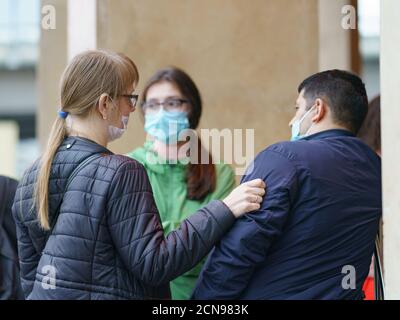 Moskau, Russland - 13. September 2020: Jugendliche stehen in der Nähe des Eingangs in die U-Bahn-Station VDNKh und reden. Coronavirus-Pandemie. Leute setzen o Stockfoto