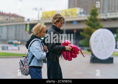 Moskau, Russland - 13. September 2020: Nette Mutter mit Teenager-Tochter auf der Straße der Stadt. Regnerischer Herbsttag. Coronavirus-Pandemie. Konzept des Lif Stockfoto