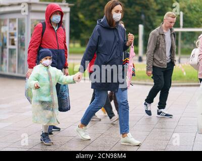 Moskau, Russland - 13. September 2020: Familie von Vater, Mutter und Tochter zu Fuß vom Supermarkt. Coronavirus-Pandemie. Menschen anziehen / tragen / verwenden Stockfoto