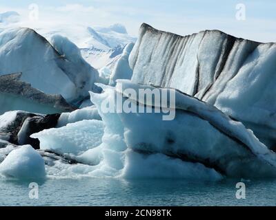 Gletscherlagune Jokulsarlon in Island. Riesige Eisschollen und Eisberge. Blau-weißer Schnee. Gigantischer Eisblock. Gletschersee. Stockfoto