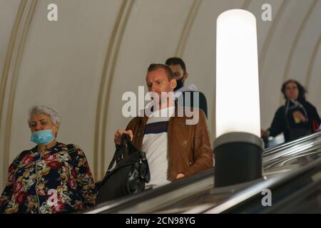 Moskau, Russland - 14. September 2020: Moskauer U-Bahn-Rolltreppe im Herbst. Menschen stehen in der Schlange. Reisekonzept. Cotonavirus Pandemie tim Stockfoto