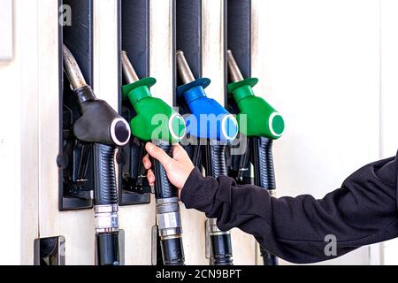 Tankstellenpistole im Tank des Autos. Ich muss den Gastank auffüllen Stockfoto