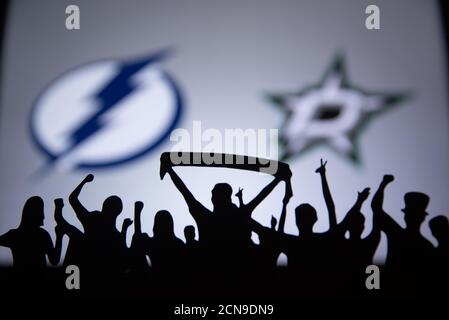 EDMONTON, KANADA, SEPTEMBER. 16. 2020: NHL Stanley Cup 2020 Finale. Tampa Bay Lightning vs Dallas Stars. Silhouette von Fans, die Hockey-Spiel auf Stockfoto