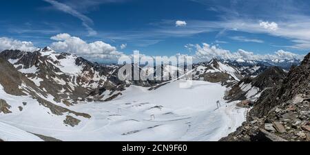 Wandern am stubaier Gletscher in den Alpen im Stubaital im Sommerurlaub in schöner Natur, Tirol, Österreich Stockfoto