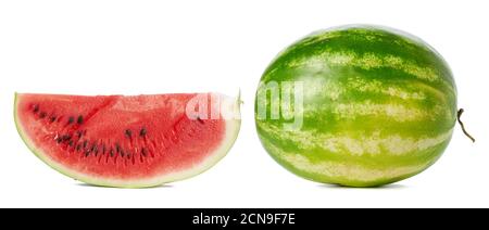 Grün gestreifte ganze runde Wassermelone und ein Stück mit rot Fruchtfleisch und braune Samen Stockfoto