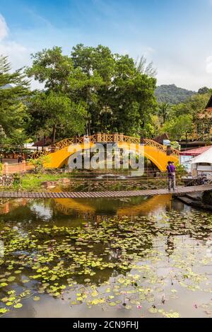 Langkawi, Malaysia - 30. November 2019: Fußgängerbrücken im Oriental Village in Teluk Burau bieten Zugang zu Langkawis berühmtestes Touristenattraktion Stockfoto