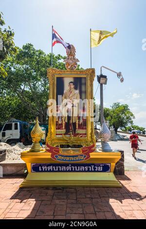 Phuket, Thailand - 29. November 2019: Foto seiner Majestät König Maha Vajiralongkorn Bodindradebayavarangkun (König Rama X) mit thailändischer Flagge bei Phromthe Stockfoto