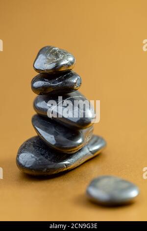 Schwarze Basaltsteine für Massage. Stockfoto