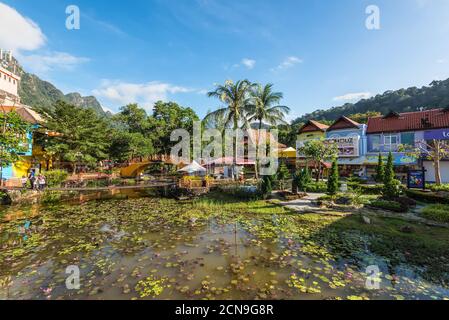 Langkawi, Malaysia - 30. November 2019: Fußgängerbrücken im Oriental Village in Teluk Burau bieten Zugang zu Langkawis berühmtestes Touristenattraktion Stockfoto