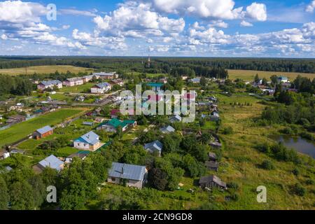 Der Blick von der Höhe auf das Dorf Bunkovo, Iwanowo Bezirk, Iwanowo Gebiet, Russland. Foto von einer Drohne aufgenommen. Stockfoto