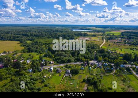 Der Blick von der Höhe auf das Dorf Bunkovo, Iwanowo Bezirk, Iwanowo Gebiet, Russland. Foto von einer Drohne aufgenommen. Stockfoto