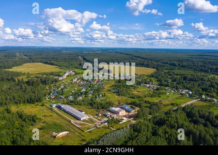 Der Blick von der Höhe auf das Dorf Bunkovo, Iwanowo Bezirk, Iwanowo Gebiet, Russland. Foto von einer Drohne aufgenommen. Stockfoto