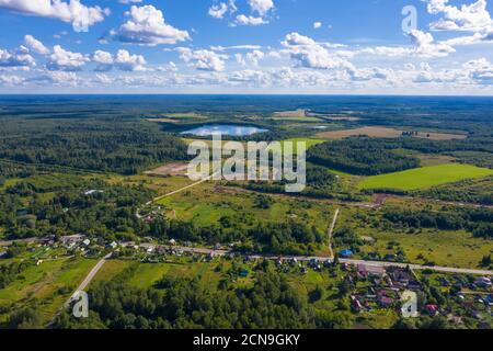 Der Blick von der Höhe auf das Dorf Bunkovo, Iwanowo Bezirk, Iwanowo Gebiet, Russland. Foto von einer Drohne aufgenommen. Stockfoto