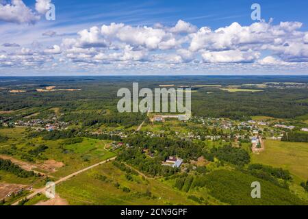 Der Blick von der Höhe auf das Dorf Bunkovo, Iwanowo Bezirk, Iwanowo Gebiet, Russland. Foto von einer Drohne aufgenommen. Stockfoto