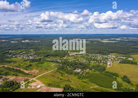 Der Blick von der Höhe auf das Dorf Bunkovo, Iwanowo Bezirk, Iwanowo Gebiet, Russland. Foto von einer Drohne aufgenommen. Stockfoto