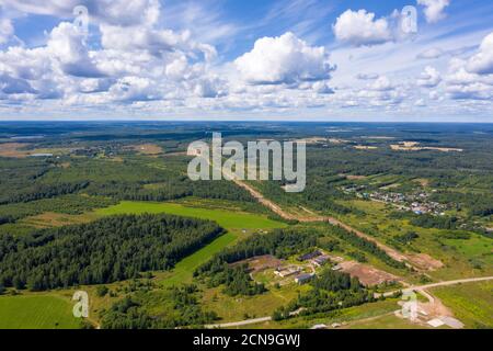 Der Blick von der Höhe auf das Dorf Bunkovo, Iwanowo Bezirk, Iwanowo Gebiet, Russland. Foto von einer Drohne aufgenommen. Stockfoto