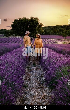 Ardeche Lavendelfelder in Südfrankreich bei Sonnenuntergang, Lavendelfelder in Ardeche in Südostfrankreich, Paar Männer und Wom Stockfoto