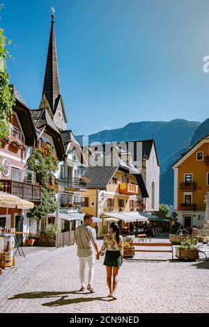 Ein Paar besucht das Hallstätter Dorf am Hallstatter See in den österreichischen Alpen Österreich Stockfoto