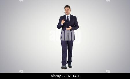 Schöner Kundendienstbediener mit Headset-Gehweg Stockfoto