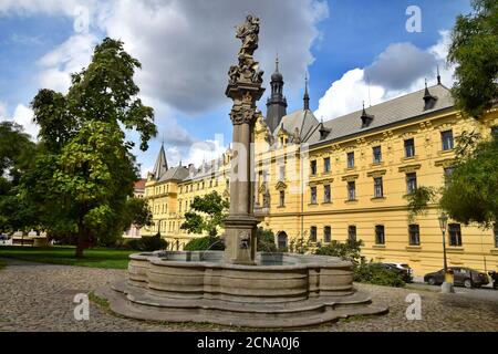 Brunnen mit Statue des Heiligen Josef und Pest Denkmal auf dem Karls-Platz in Prag in der Tschechischen Republik, im Jahre 1698 im Barockstil gebaut. Stockfoto