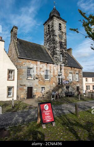 Der Stadtplatz mit Stadthaus in NTS Stadt die Royal Burgh of Culross Fife Schottland Großbritannien Stockfoto