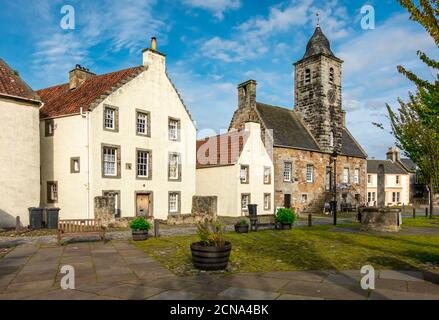 Der Stadtplatz mit Stadthaus in NTS Stadt die Royal Burgh of Culross Fife Schottland Großbritannien Stockfoto