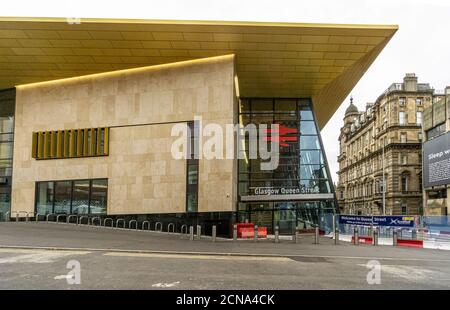 Neue Fassade des Bahnhofs Glasgow Queen Street von der aus gesehen Dundas Street mit Eingang in der Innenstadt Glasgow Schottland Großbritannien Stockfoto