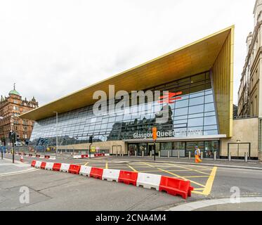 Queen Street mit Blick auf die neue Fassade der Glasgow Queen Street Eisenbahn Bahnhof von der Queen Street im Stadtzentrum von Glasgow Schottland aus gesehen VEREINIGTES KÖNIGREICH Stockfoto