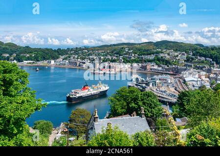 Caledonian Macbrayne Auto und Personenfähre Isle of Mull Ankunft am Liegeplatz im Hafen von Oban Argyll & Bute Schottland aus Mull Stockfoto