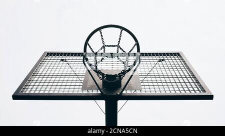 Blick von unten Metall Basketball Backboard und Reifen Stockfoto
