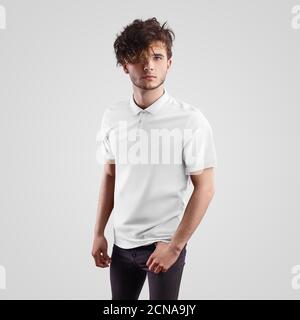 Weißes Polo Mockup auf einem Mann in schwarzer Jeans, leeres T-Shirt für Design-Präsentation und Werbung in einem Online-Shop. Modische Kleidung Vorlage isol Stockfoto