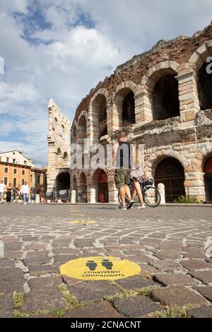 Gelbe Covid-Markierung auf der Straße außerhalb der Arena di Verona in Piazza Bra, Verona, Venetien, Italien, Europa. Stockfoto