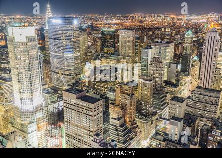 Blick auf die Innenstadt von der Spitze des Felsens aus gesehen (Aussichtsplattform Am Rockefeller Center) Stockfoto