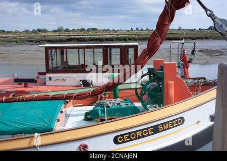 Nahaufnahme der Thames Barge, die in Maldon, einem beliebten Segelort und einer antiken Stadt am Fluss Blackwater, Maldon, Großbritannien, festgemacht ist Stockfoto