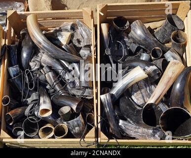 High-Angle-Schuss von schwarzen vintage Elfenbein Tassen in Boxen Stockfoto