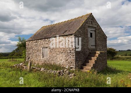 Ein Bild einer alten Scheune von Derbyshire, aufgenommen in der wunderschönen Landschaft um Matlock, England, Großbritannien Stockfoto