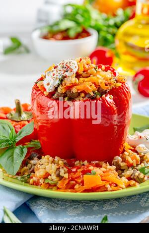 Paprika gefüllt mit Bulgur, Fleisch und Gemüse. Stockfoto