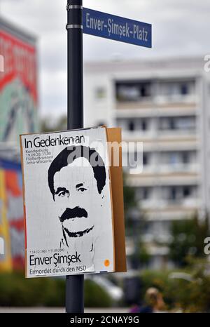 Jena, Deutschland. September 2020. Ein Plakat ruft zum Gedenken an den zukünftigen 'Enver-Simsek-Platz' in Jena-Winzerla auf. Der Name des Platzes wird am 19. September eingeweiht. Am 9. September 2000 wurde Enver Simsek in Nürnberg erschossen und starb zwei Tage später. Er gilt als das erste Opfer der rassistisch motivierten Mordserie der NSU. Zwischen 2000 und 2007 wurden neun Menschen ermordet. Quelle: Martin Schutt/dpa-Zentralbild/dpa/Alamy Live News Stockfoto