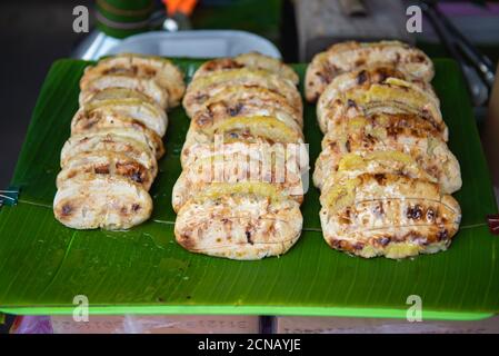 Grill Bananen, gegrillte Bananen sind beliebt, weil sie süß und lecker sind. Ist ein traditionelles thailändisches Dessert, das als Snack beliebt ist, weil es Ben ist Stockfoto