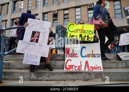 New York, Usa. September 2020. Schüler der Benjamin N. Cardozo High School in Oakland Gardens, Queens, New York hält Plakate während eines Protestes gegen das persönliche Lernen, während Lehrer neue Sorgen über die Bereitschaft der Schulen gegen Covid-19 aufwerfen.der Bürgermeister von New York, Bill de Blasio, und der Schulkanzler Richard Carranza, stellten ihren "Blended Learning"-Plan für die 1.1 Millionen öffentlichen Schüler der Stadt vor. Kredit: SOPA Images Limited/Alamy Live Nachrichten Stockfoto