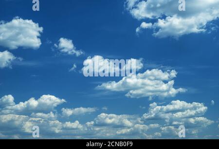 Einige leichte kummulforme Wolken am klaren blauen Himmel. Natur Hintergrund. Stockfoto