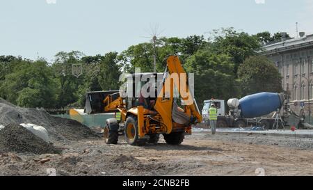 Tschernihiw, Ukraine, 7. Juni 2019. Eine Planierraupe während der Bauarbeiten im Stadtzentrum. Stockfoto