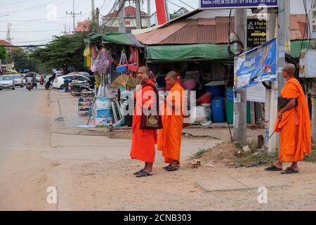 Kambodscha, Siem Reap 12/08/2018 mehrere buddhistische Mönche in orangefarbenen Gewändern stehen auf einer Stadtstraße Stockfoto